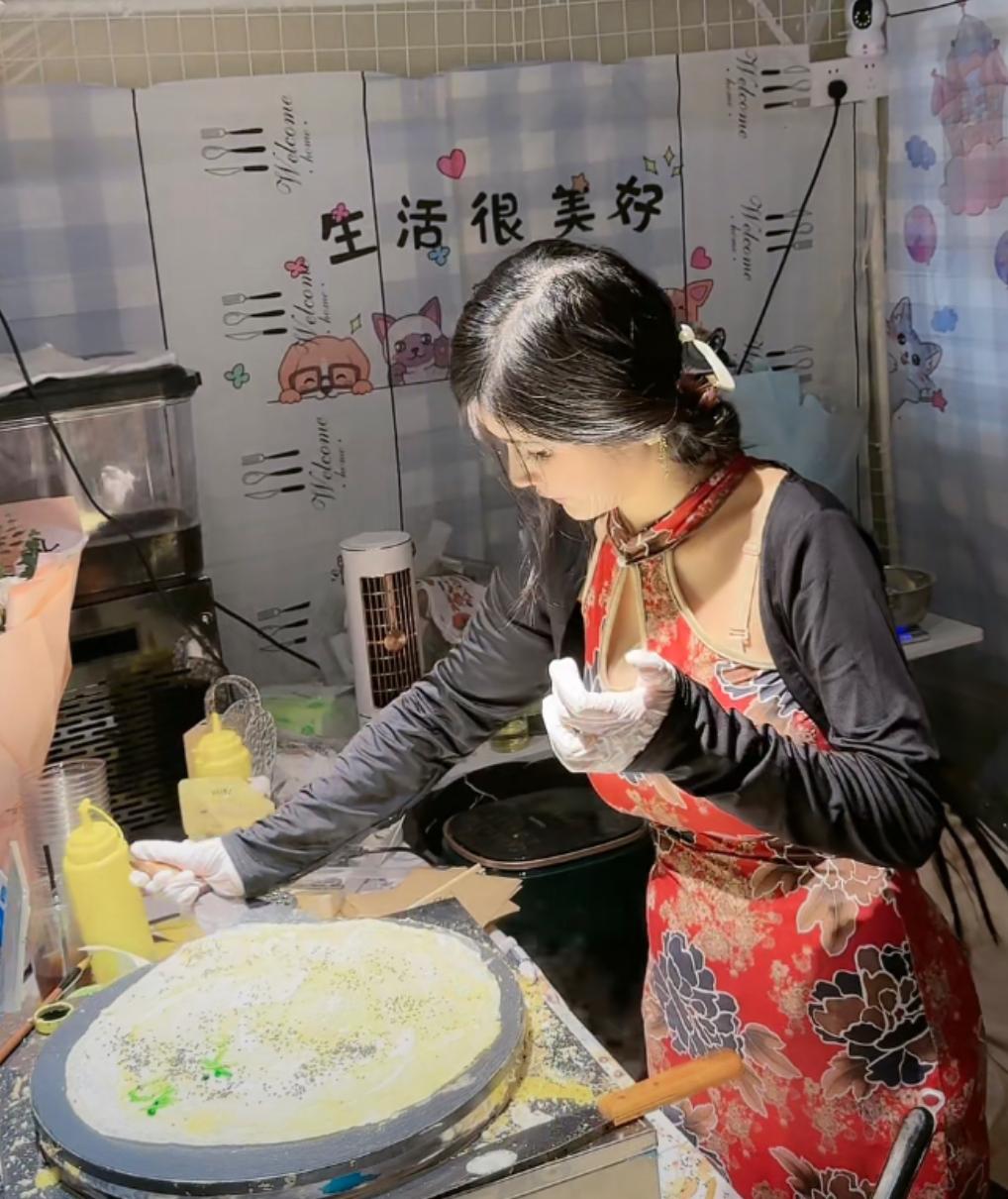 煎饼果仔抖音网红黑料,_网红狗头萝莉街头卖煎饼果子_狗头萝莉煎饼果子摊位情况