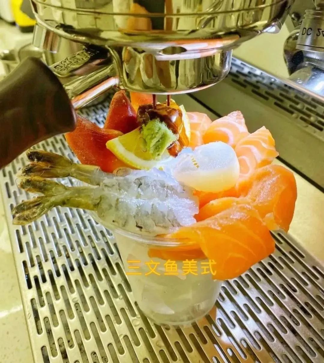 吃网红黑暗料理的人是谁呀,_章鱼拿铁_皮蛋咖啡